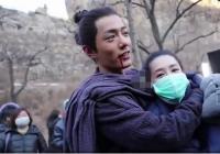《诛仙Ⅰ》片场肖战搂李沁脖子 两人关系好不怕传绯闻