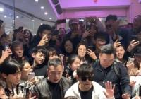 周杰伦昆凌被围堵 周杰伦看从后拥抱着老婆 到视频的网友都表示“很酸”