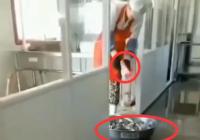 小学食堂用洗衣粉清洗学生餐具 连勺子都是扔在地上用脚刷是怎么回事？