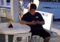 男子关掉潜友气瓶 事后声称只是开玩笑 在关闭气瓶后曾做出挑衅动作 男子关掉潜友气瓶 事后声称只是开玩笑 在关闭气瓶后曾做出挑衅动作