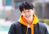 魏大勋铲牛粪 回到老家动作干脆利索