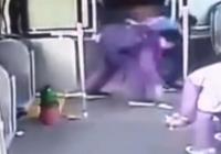 3个小学生捡光一车垃圾 到站后默默下车 3个小学生捡光一车垃圾 到站后默默下车