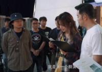当导演时的赵薇 教沙溢表情要显得不容易 当导演时的赵薇 教沙溢表情要显得不容易