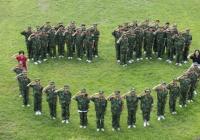 千名学生夜晚蹦迪 军训的最后一晚跳《卡路里》