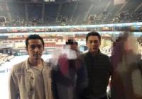 胡歌靳东看球姿势超呆萌 两人都拿下巴抵着玻璃挡板 胡歌靳东看球姿势超呆萌 两人都拿下巴抵着玻璃挡板