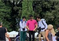 李晨坐轮椅录制综艺《漫游记》面带微笑似乎走出分手阴霾 李晨坐轮椅录制综艺《漫游记》面带微笑似乎走出分手阴霾