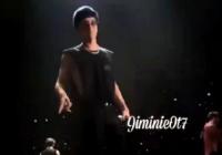 王嘉尔演唱会被扔bra 外国女粉丝太疯狂了 王嘉尔演唱会被扔bra 外国女粉丝太疯狂了