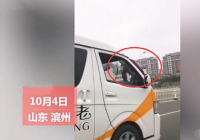 山东现玩命式婚闹 副驾拿着木棍挑逗新郎