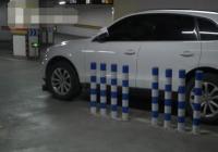 车位内钉8根铁桩 对方：自己的车曾被他的车擦了