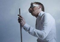 老妇装盲人21年 被法院冻结26.3万欧元资产