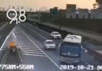 大客车载35人冲出高速 看监控发现真凶后网友彻底愤怒了