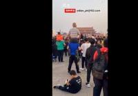 男子扛父亲看升旗 画面感动网友