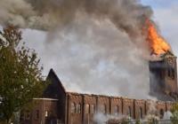 荷兰百年教堂失火 网友拍下塔尖倒塌瞬间 荷兰百年教堂失火 网友拍下塔尖倒塌瞬间