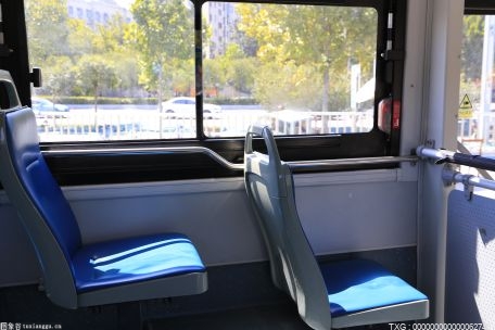 天津一高速线路公交车辆换新 增设了应急逃生门和空调调节系统