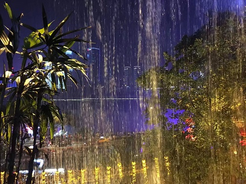 乌鲁木齐市人民公园附近车水马龙 花灯冰雕展吸引百万人次观赏