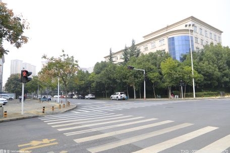 武江区：通过对非机动车停车位划线 引导市民规范停放