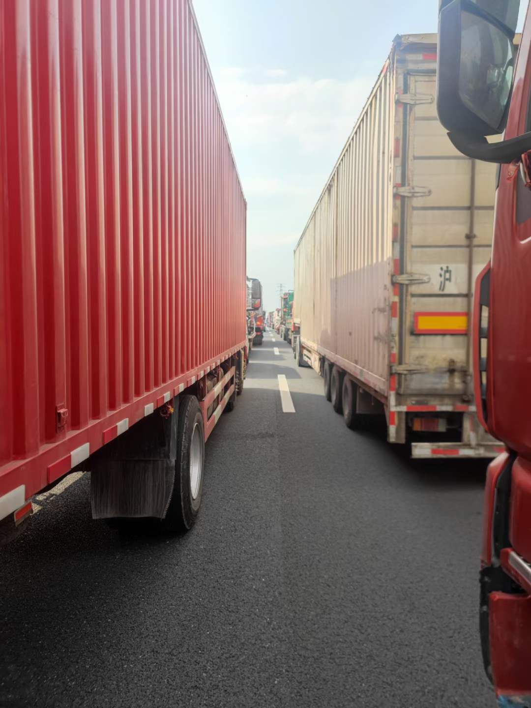 守护疫情下的卡车司机！杭州市交通执法队为货车司机提供暖心服务