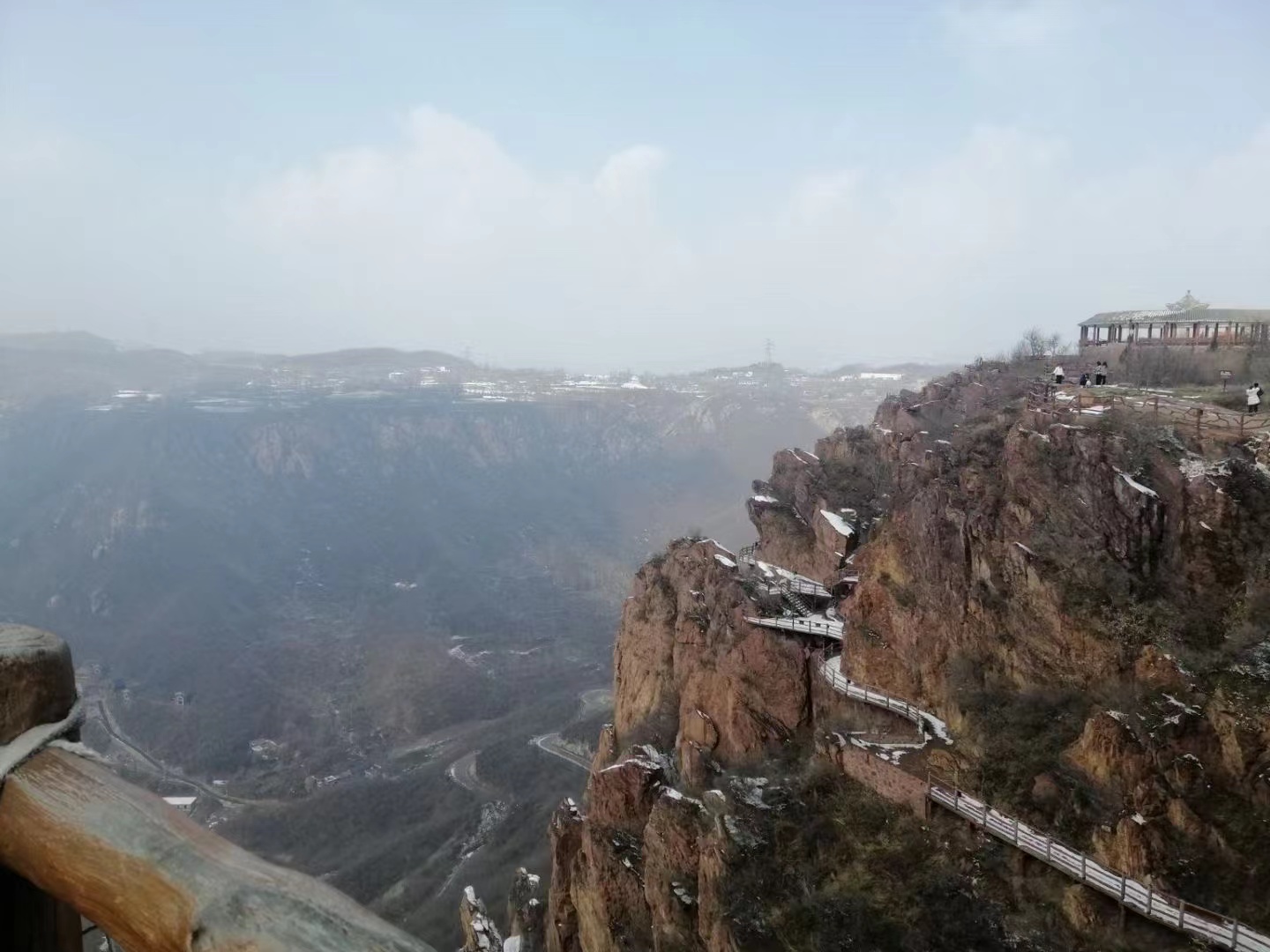 消防员提醒：近期杭州宝石山经常人满为患 请大家爬山时尽量小心