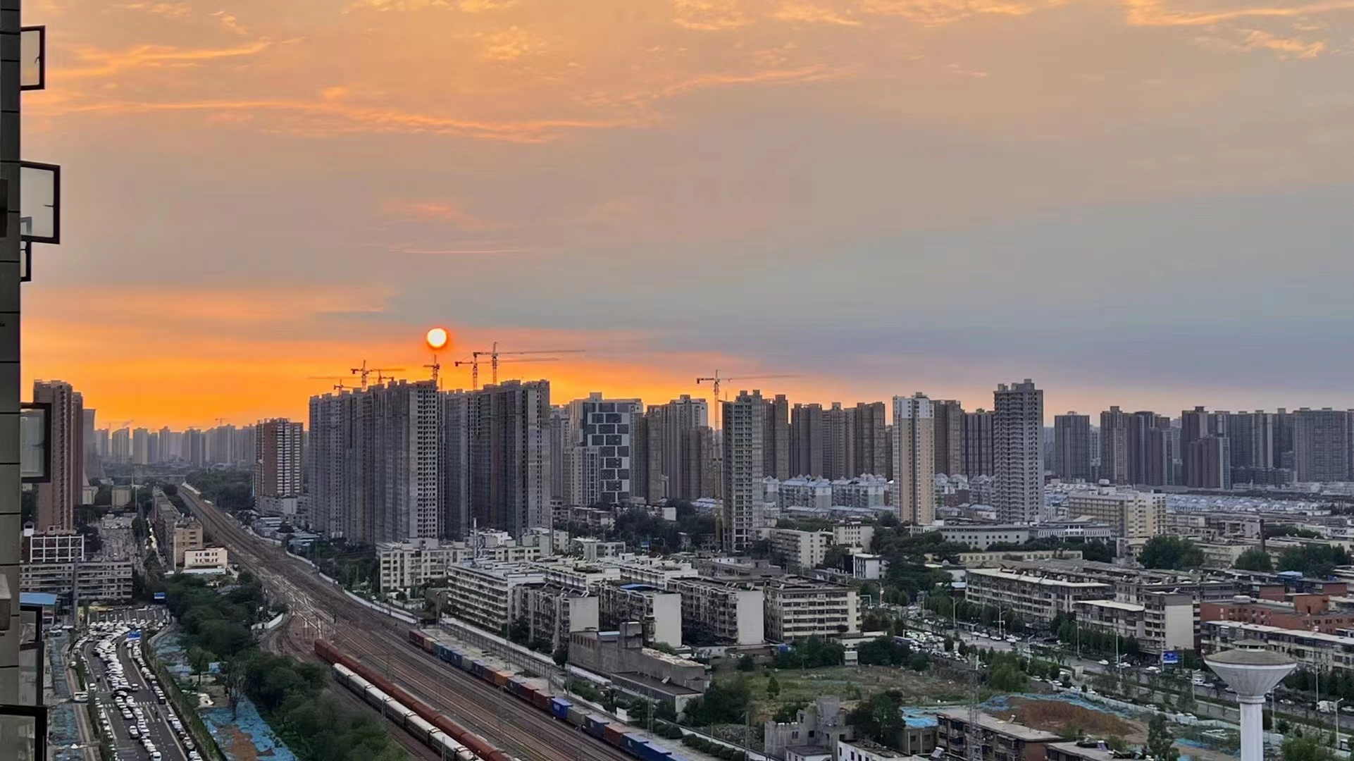 杭州蟬聯排行榜首位！經濟學人智庫發布“2022中國新興城市”白皮書