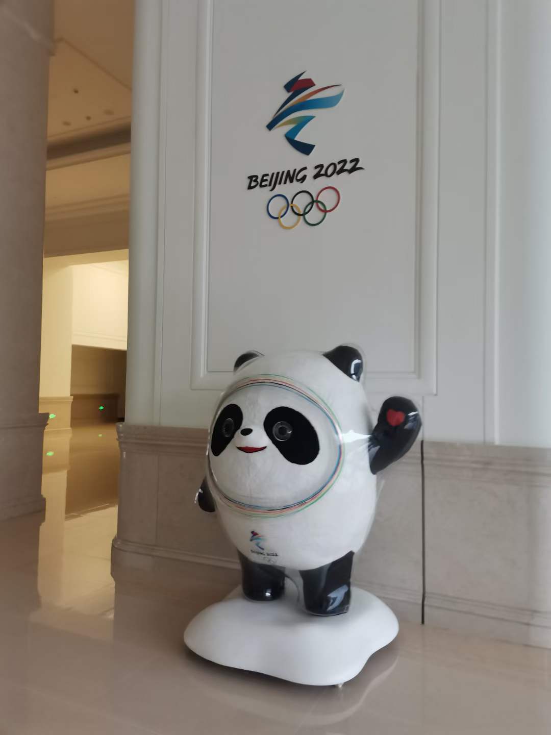 奥林匹克精神指的是什么？中国首位奥运会冠军获得者是谁？
